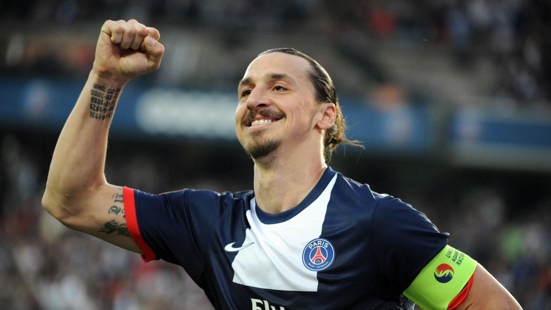 纳达尔赢球后抱着球拍久久不放，纳达尔打球时的小动作